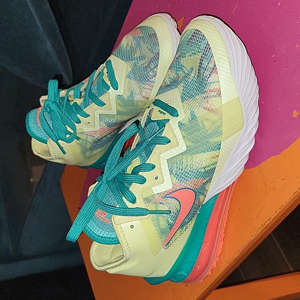 Nike LeBron 18 James 7.5 men's 9 women's sneakers Lebronald Palmer